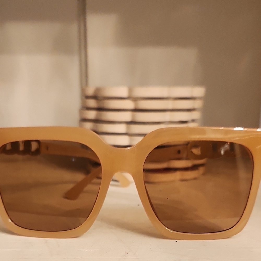 Chic Tan Sunglasses